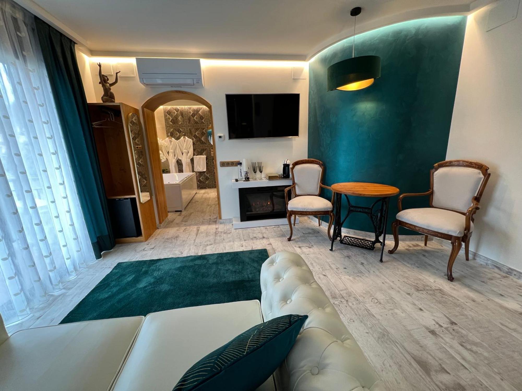 El Moli De Pontons Suites Con Jacuzzi Spa Exterior photo